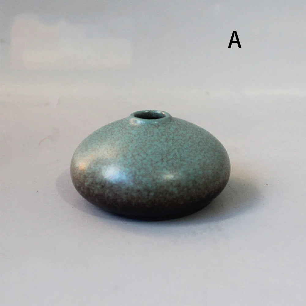 Ceramic small vase, home decoration handicraft desktop decoration, black small vase simple Japanese decoration